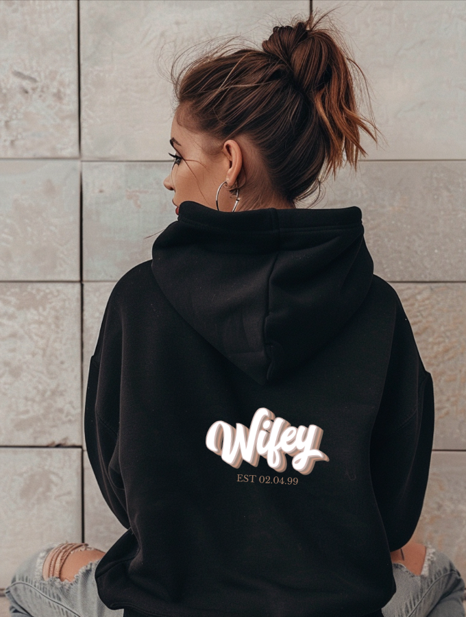 RETRO WIFEY HOODIE - BLACK