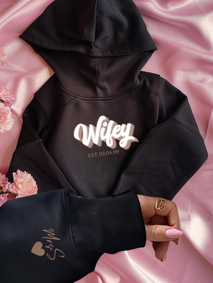 RETRO WIFEY HOODIE - BLACK
